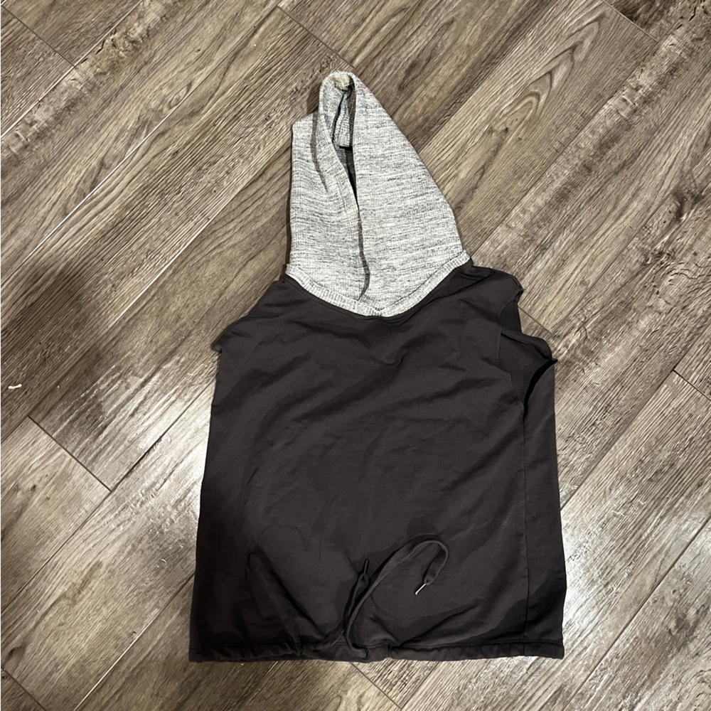Sleeveless hoodie with thick gray hood